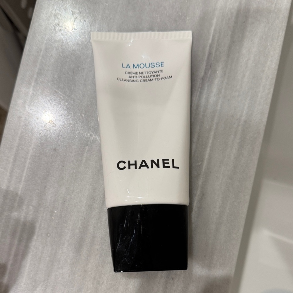 CHANEL La Mousse Cleansing Foam in Black and White